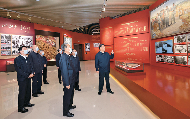 2022年10月27日,中共中央总书记、国家主席、中央军委主席习近平带领中共中央政治局常委李强、赵乐际、王沪宁、蔡奇、丁薛祥、李希,瞻仰延安革命纪念地。这是习近平等在延安革命纪念馆,参观《伟大历程――中共中央在延安十三年历史陈列》。 新华社记者 鞠鹏/摄