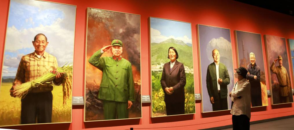 2022年10月1日，观众在“筑梦――我们的新时代美术摄影作品展”上观看油画《“共和国勋章”获得者》。新华社记者 潘旭 摄