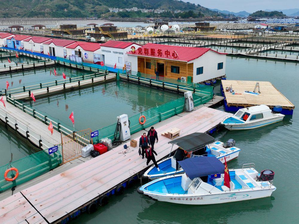 △2023年11月14日,福建宁德市霞浦县溪南镇七星海上社区的工作人员,前往辖区渔排进行民情走访。