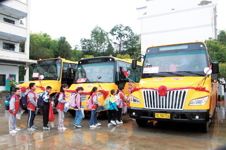 △2023年9月28日,湖北竹山县校园直通车全域开通后,学生在有序排队乘车。第二批主题教育开展后,竹山县将实施农村道路畅通工程作为为民办实事的重要内容。