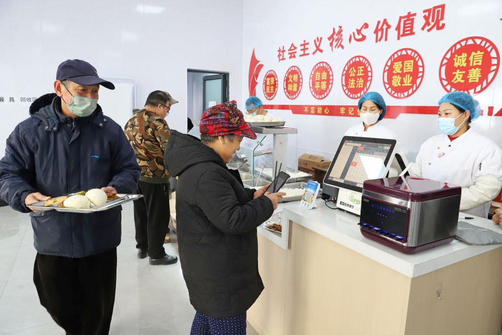 △2024年2月1日,市民在河北涿州市双塔街道永济秀园小区便民食堂内购买午餐。