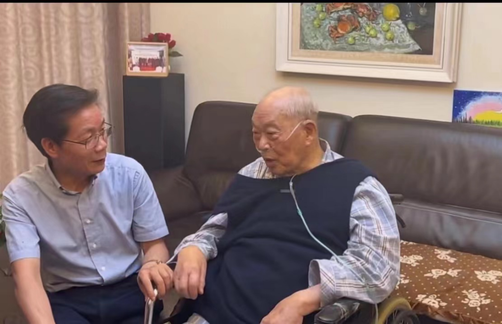 教师节前夕，陈国强院士看望老师王振义（右）。受访者供图