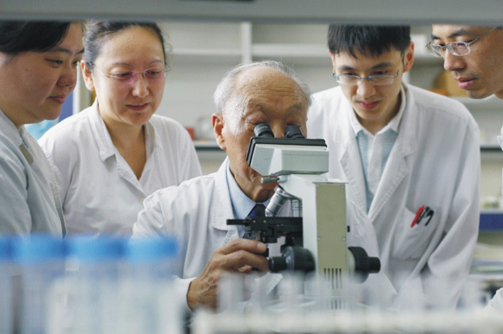 实验室里的王振义（中）。上海交通大学医学院附属瑞金医院图