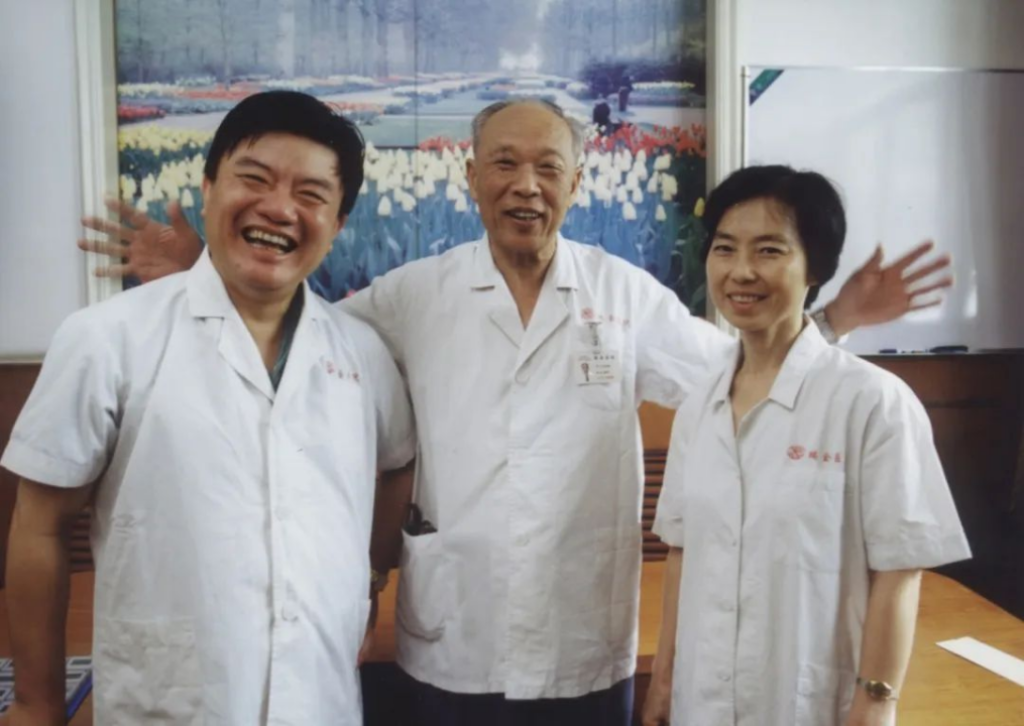 王振义（中）与他的学生，著名血液学专家陈竺、陈赛娟。上海交通大学医学院附属瑞金医院图